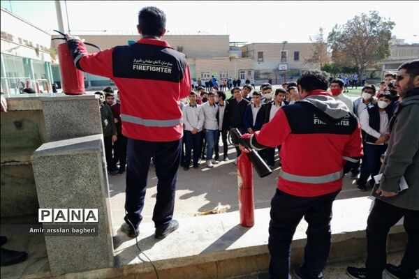 برگزاری اردوی علمی آمادگی دفاعی در دبیرستان نمازی ناحیه 4 شیراز