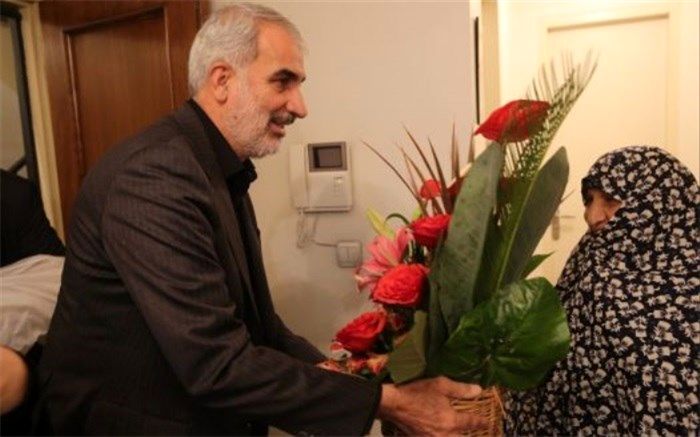 دیدار وزیر آموزش و پرورش با خانواده شهید فرهنگی «محمود ضیاءبشرحق»