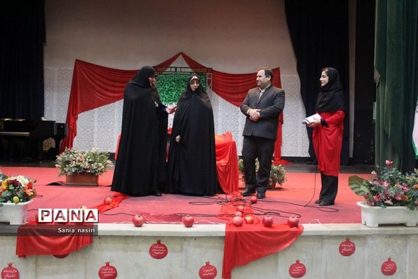 ویژه برنامه‌ شب یلدا با حضور دانش‌آموزان دختر متوسط اول و دوم منطقه ١٠