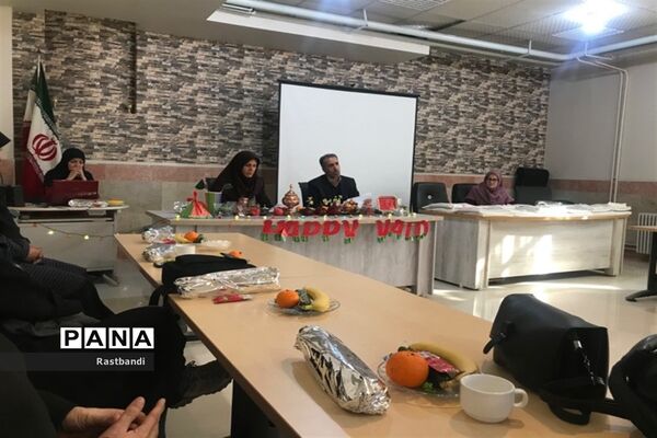 جلسه شورای هنرآموزان هنرستان فاطمه تعلیمی منطقه ۱۳