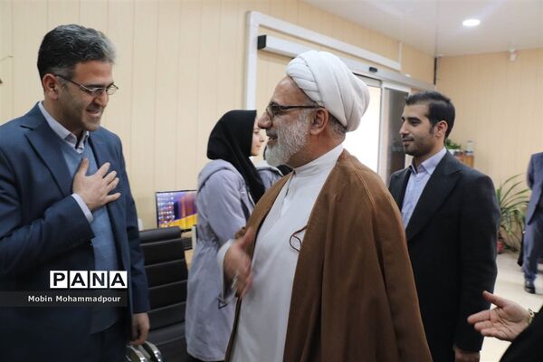 دیدار مدیرکل آموزش و پرورش آذربایجان شرقی با دانش‌آموز خبرنگاران پانا