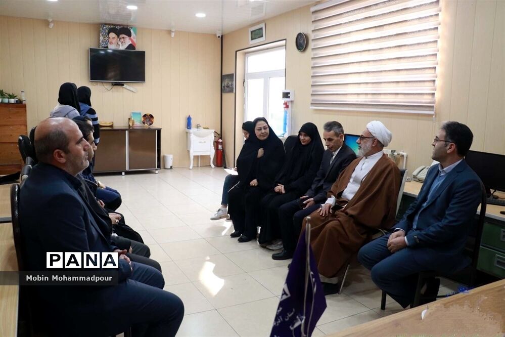 دیدار مدیرکل آموزش و پرورش آذربایجان شرقی با دانش‌آموز خبرنگاران پانا