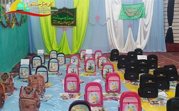 اهدای نوشت‌افزار به دانش‌آموزان نیازمند در مرکز نیکوکاری فاطمه الزهرا قم