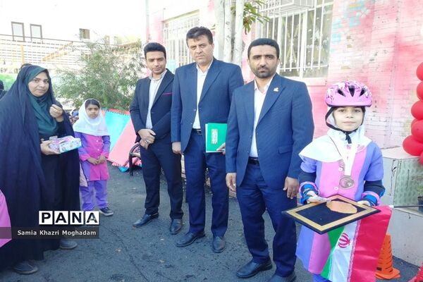   مراسم یک روز بدون کیف در مدرسه  هیات امنایی شهید فولادی یک بوشهر