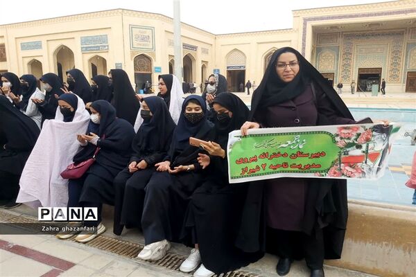 حضور دانش‌آموزان  ناحیه دو شیراز در مراسم نماز جمعه