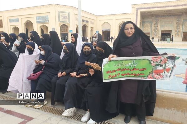 حضور دانش‌آموزان  ناحیه دو شیراز در مراسم نماز جمعه
