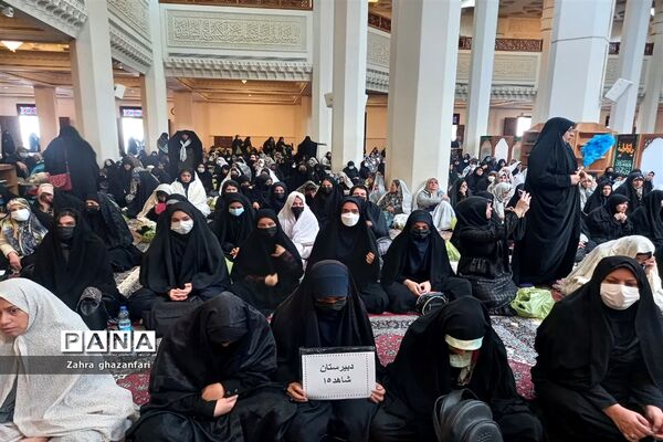 حضور دانش‌آموزان  ناحیه دو شیراز در مراسم نماز جمعه