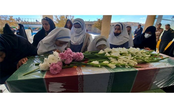 مراسم استقبال دانش‌آموزان دبستان امام رضا نایین از شهید گمنام/ فیلم
