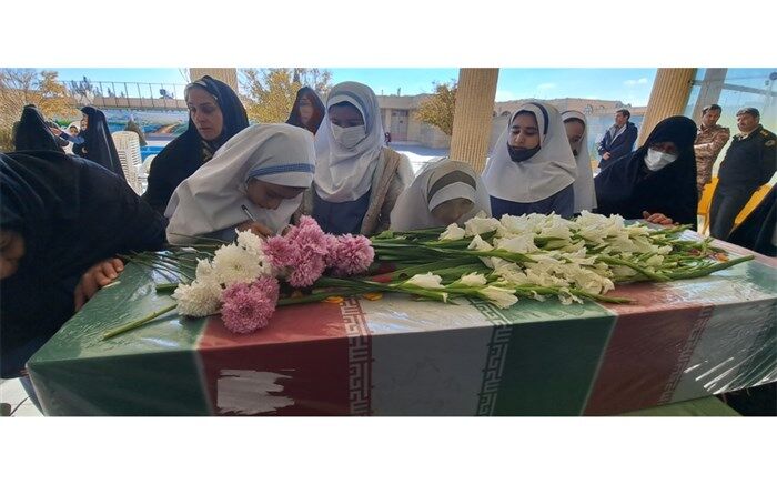 مراسم استقبال دانش‌آموزان دبستان امام رضا نایین از شهید گمنام/ فیلم