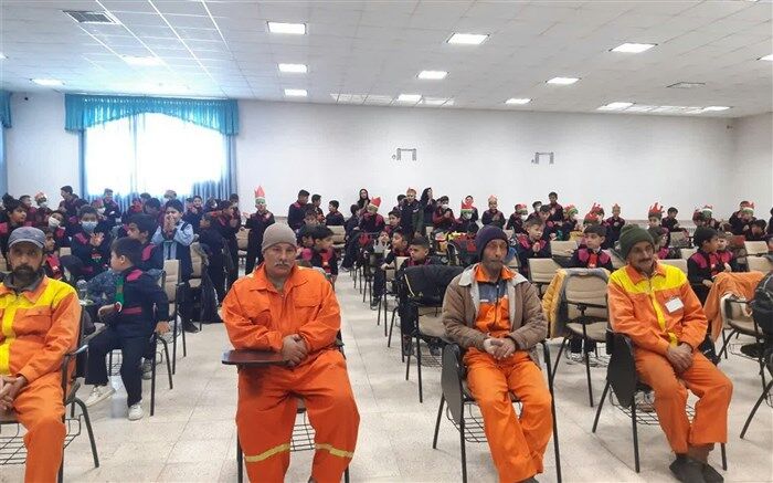دانش‌آموزان سرخه‌ای از پاکبانان شهرداری سرخه تقدیر کردند