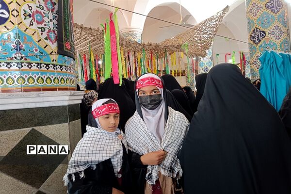 استقبال دانش‌آموزان ابرکوه از شهدای گمنام
