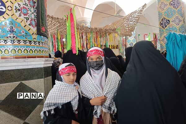 استقبال دانش‌آموزان ابرکوه از شهدای گمنام