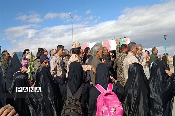استقبال دانش‌آموزان ابرکوه از شهدای گمنام