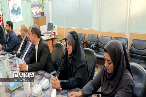 نشست صمیمی معاون پرورشی اداره کل آموزش و پرورش استان بوشهر با کارکنان سازمان دانش‌آموزی استان