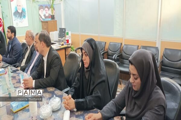 نشست صمیمی معاون پرورشی اداره کل آموزش و پرورش استان بوشهر با کارکنان سازمان دانش‌آموزی استان