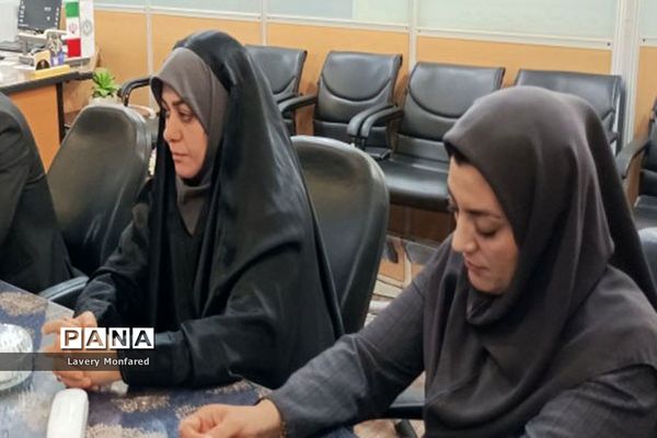 نشست صمیمی معاون پرورشی اداره کل آموزش و پرورش استان بوشهر با کارکنان سازمان دانش‌آموزی استان