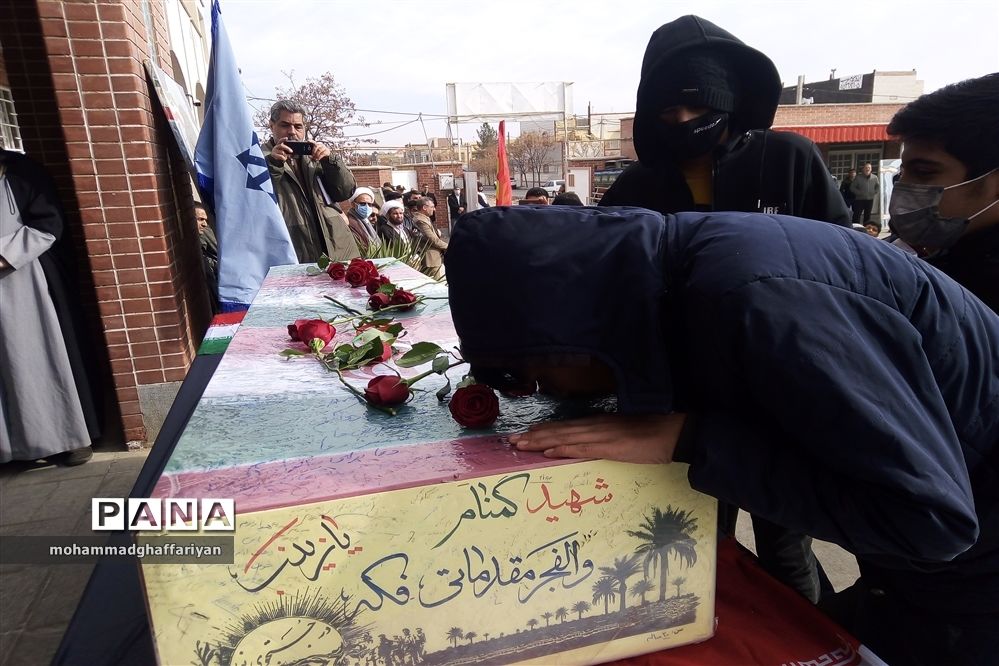 وداع دانش‌آموزان شهرستان تربت‌جام با پیکر مطهر شهید گمنام