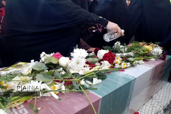 استقبال دانش‌آموزان دبیرستان ابن سینا ابرکوه از شهدای گمنام