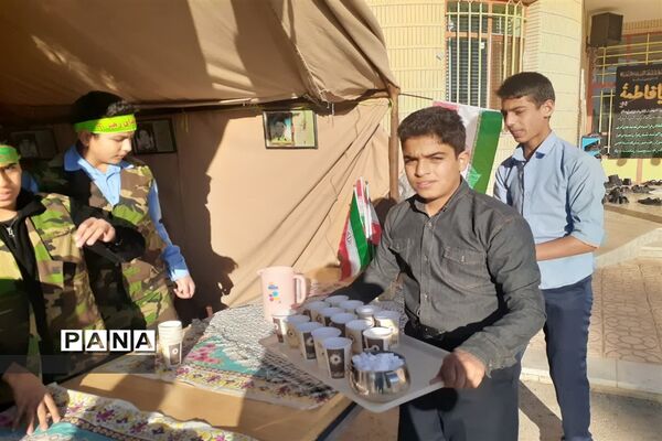استقبال دانش‌آموزان دبیرستان ابن سینا ابرکوه از شهدای گمنام