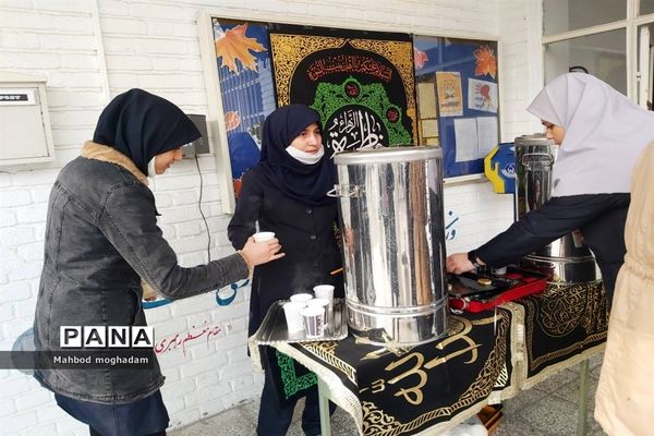 ایستگاه صلواتی ایام شهادت حضرت زهرا(س) در دبیرستان شهید معصومه قزوینی منطقه ۱۳