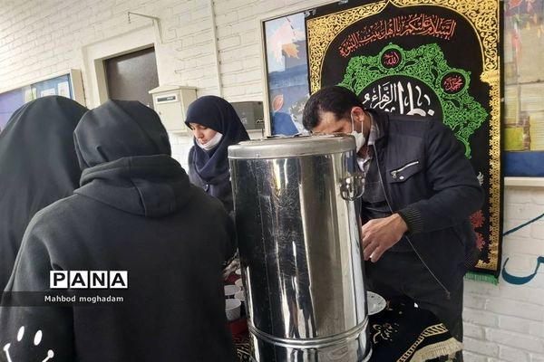 ایستگاه صلواتی ایام شهادت حضرت زهرا(س) در دبیرستان شهید معصومه قزوینی منطقه ۱۳