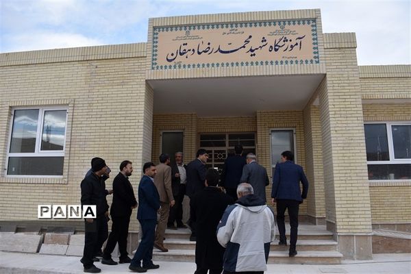 بازدیدمشاوراقتصادی استاندار و مدیر سازمان برنامه وبودجه استان از پروژه های اقتصادی و عمرانی بهاباد