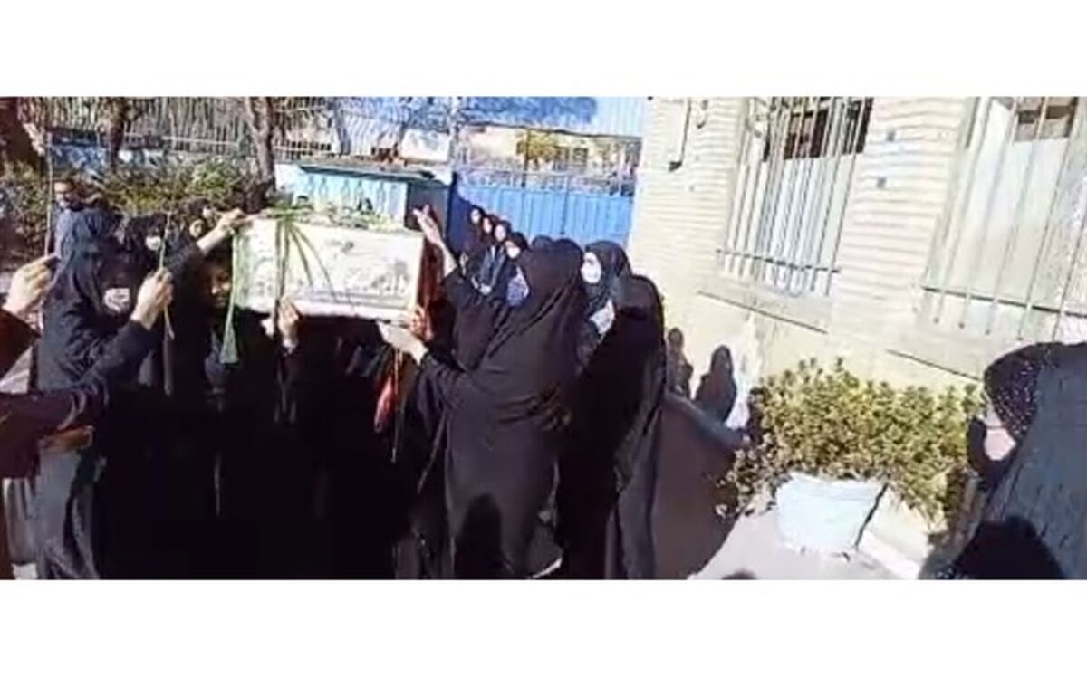 استقبال دانش‌آموزان دختر دبیرستان فرهنگ ناحیه ۳  از شهید گمنام/ فیلم