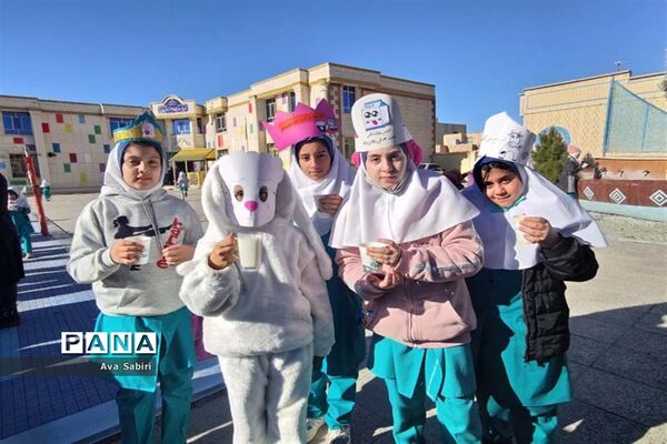 یک روز با شیر در مدارس آباده