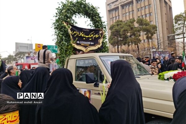 مراسم تشییع شهید گمنام دانش‌آموز همزمان با روز شهادت حضرت فاطمه زهرا (س) در شیراز