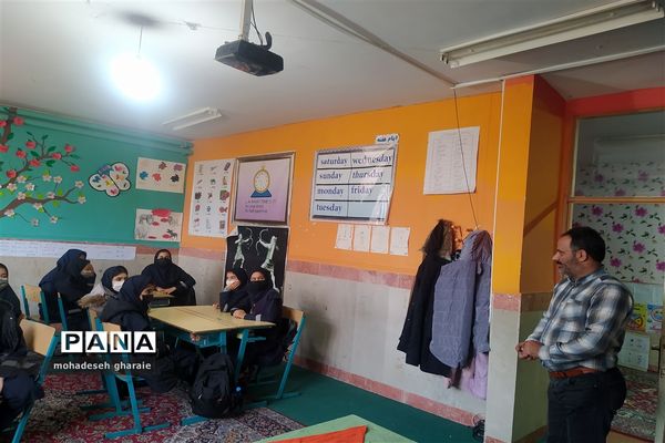 برگزاری کلاس آموزشی در زمینه بهداشت و تغذیه مناسب در دبیرستان نوشین بختیاری بخش جوادآباد