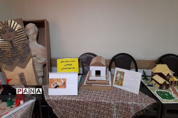 نمایشگاه دست‌سازه‌های دانش‌آموزان دبیرستان استعداد درخشان متوسطه دوم شهرستان قرچک
