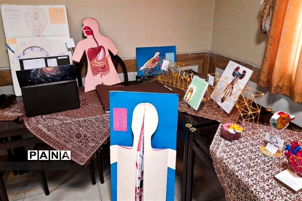 نمایشگاه دست‌سازه‌های دانش‌آموزان دبیرستان استعداد درخشان متوسطه دوم شهرستان قرچک