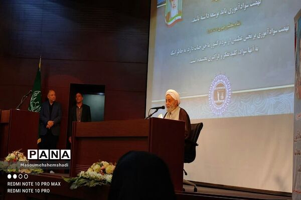 گرامیداشت هفته نهضت سوادآموزی در حرم مطهر امام خمینی(ره)