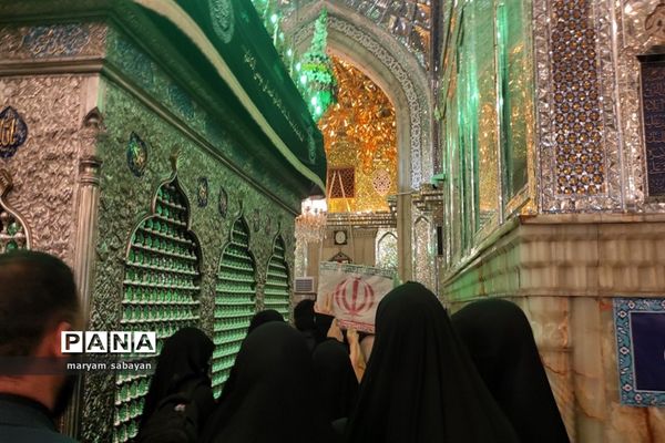 بسته بندی و توزیع ۳ هزار سیب در شبستان امام خمینی(ره) حرم شاهچراغ(ع)