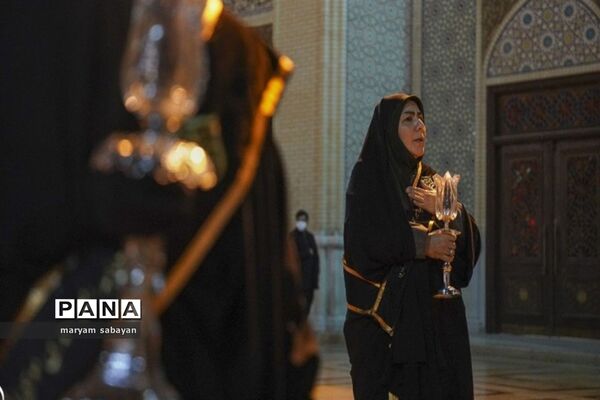 آیین لاله گردانی و عزاداری شام شهادت حضرت فاطمه سلام الله علیها در حرم مطهر حضرت شاهچراغ (ع)