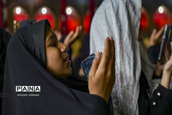 آیین لاله گردانی و عزاداری شام شهادت حضرت فاطمه سلام الله علیها در حرم مطهر حضرت شاهچراغ (ع)