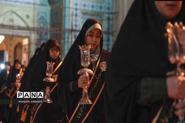 آیین لاله گردانی و عزاداری شام شهادت حضرت فاطمه سلام الله علیها در حرم مطهر حضرت شاهچراغ (ع)