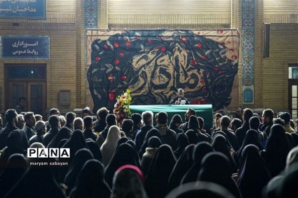 آیین لاله گردانی و عزاداری شام شهادت حضرت فاطمه سلام الله علیها در حرم مطهر حضرت شاهچراغ (ع)