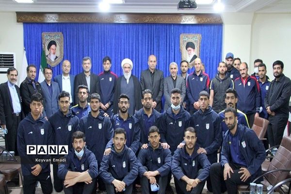 دیدار اعضای تیم ملی فوتبال ساحلی با نماینده ولی فقیه در استان بوشهر