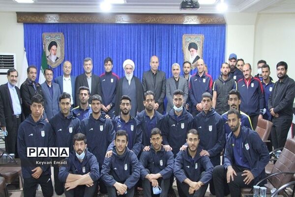 دیدار اعضای تیم ملی فوتبال ساحلی با نماینده ولی فقیه در استان بوشهر