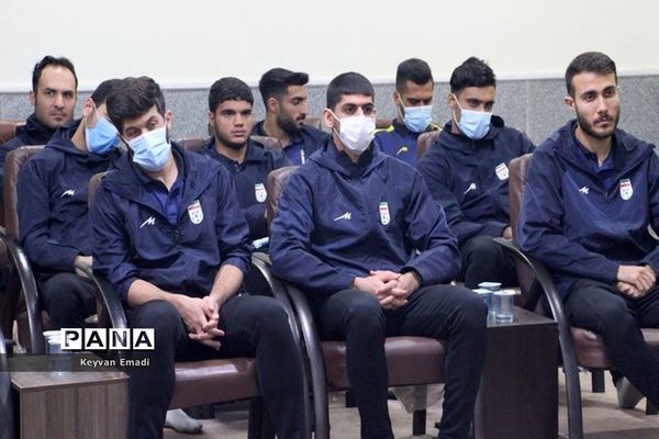 دیدار اعضای تیم ملی فوتبال ساحلی با نماینده ولی فقیه در استان بوشهر