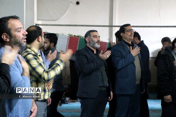 وداع کارکنان آموزش و پرورش ناحیه یک قم با پیکر شهید گمنام
