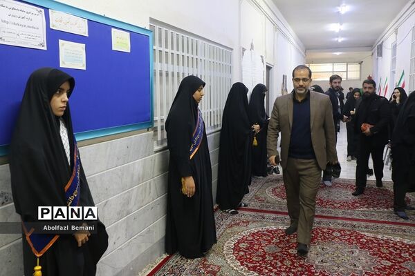 وداع کارکنان آموزش و پرورش ناحیه یک قم با پیکر شهید گمنام