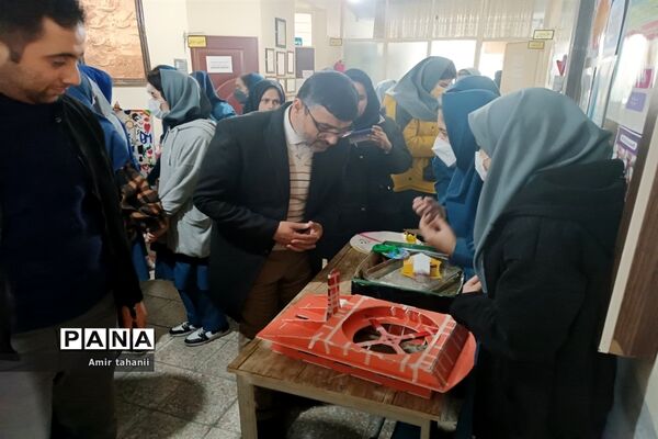 بازدید مدیر آموزش و پرورش منطقه ۱۸  از نمایشگاه دانش‌آموزی پژوهش دبیرستان فرزانگان ۶