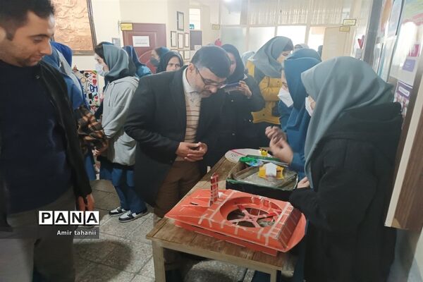 بازدید مدیر آموزش و پرورش منطقه ۱۸  از نمایشگاه دانش‌آموزی پژوهش دبیرستان فرزانگان ۶