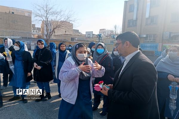 بازدید مدیر آموزش و پرورش منطقه ۱۸  از نمایشگاه دانش‌آموزی پژوهش دبیرستان فرزانگان ۶