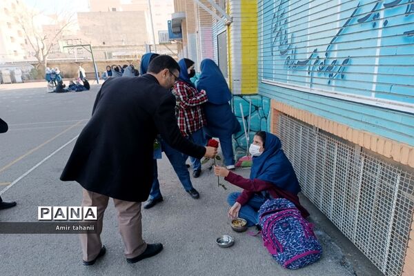 بازدید مدیر آموزش و پرورش منطقه ۱۸  از نمایشگاه دانش‌آموزی پژوهش دبیرستان فرزانگان ۶