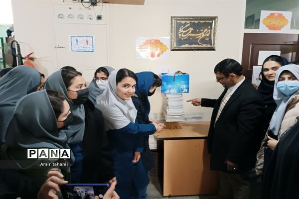 بازدید مدیر آموزش و پرورش منطقه ۱۸  از نمایشگاه دانش‌آموزی پژوهش دبیرستان فرزانگان ۶