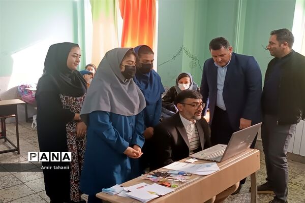 بازدید مدیر آموزش و پرورش منطقه ۱۸  از نمایشگاه دانش‌آموزی پژوهش دبیرستان فرزانگان ۶