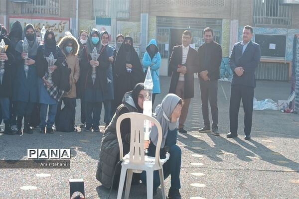 بازدید مدیر آموزش و پرورش منطقه ۱۸  از نمایشگاه دانش‌آموزی پژوهش دبیرستان فرزانگان ۶